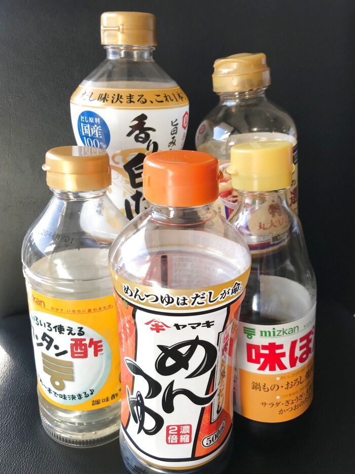麺つゆ・ポン酢・醤油…詰め替えないでシンプルに収納する方法があった