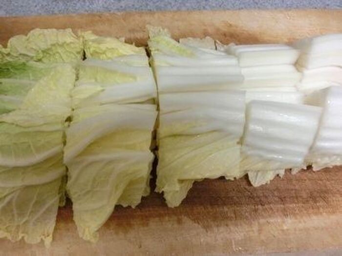 2.白菜を切る