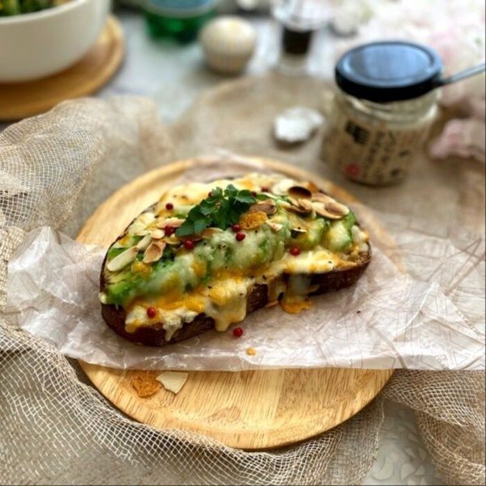 いぶりがっこタルタルソースでアボカドチーズタルティーヌ