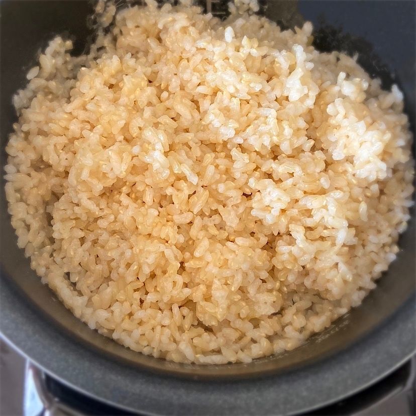 １．お好みの炊き方で炊いた、玄米ごはんを使います(玄米100％)。私はいつもの炊飯器で^ ^