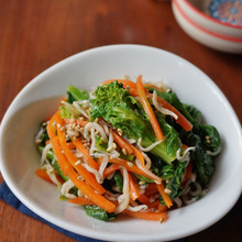 ほろ苦さが病みつき!菜の花とニンジンの春色ナムル