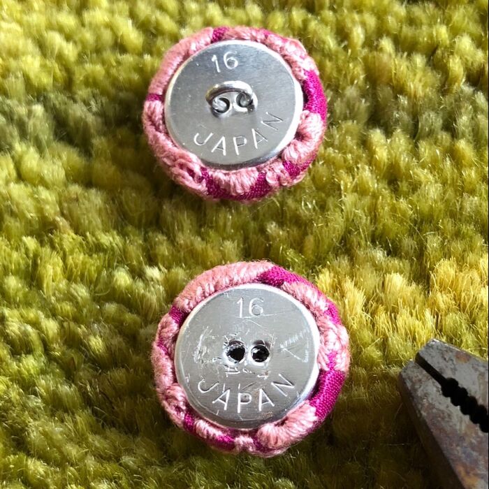 ●ボタンイヤリング●ボタンの裏の金具を取る
