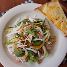 新玉ねぎを味わい尽くす♡オニオンソースの春色サラダ