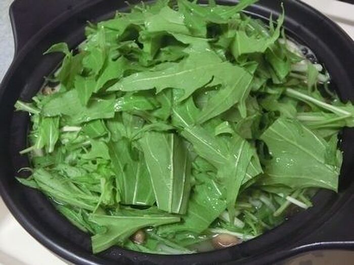 4.水菜を入れて煮る