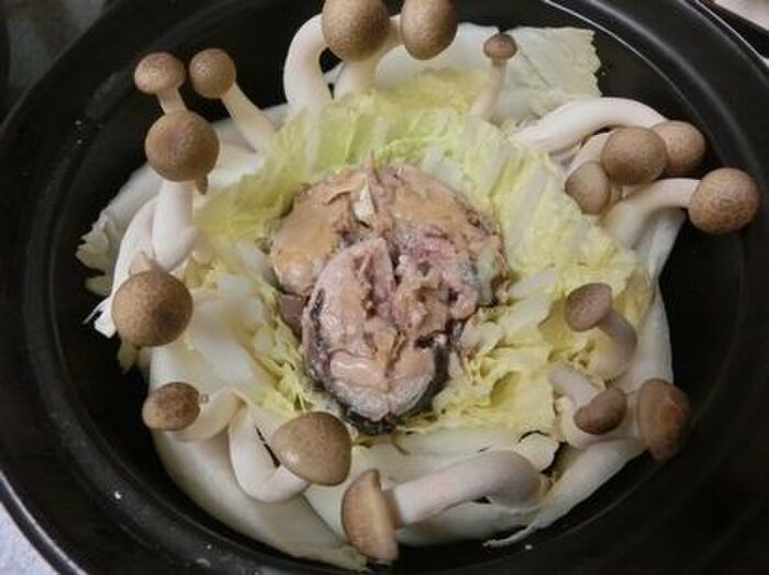 1.さば缶と白菜ときのこを詰める