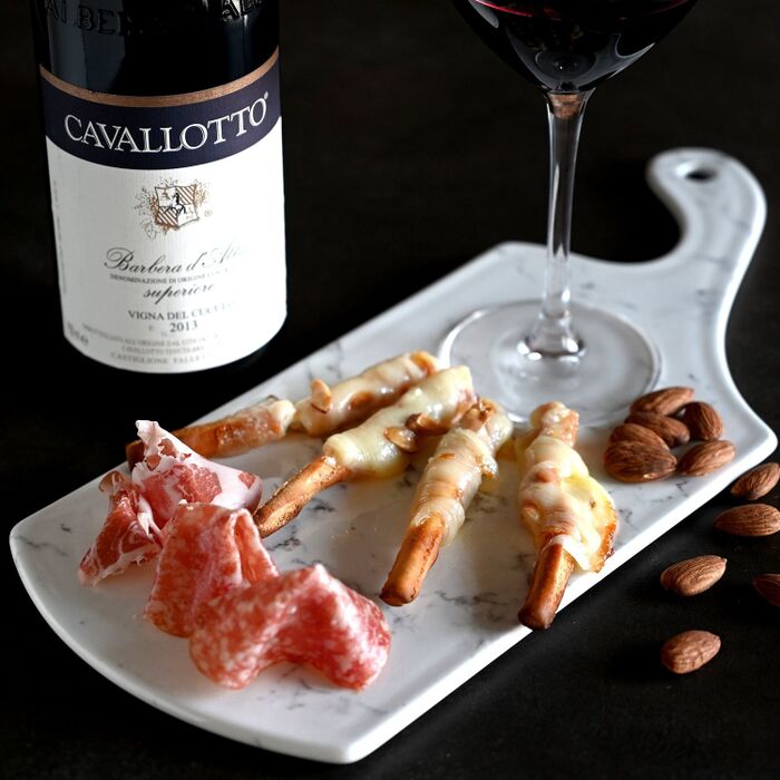 こんなふうにサラミや生ハムやナッツと一緒に盛り付ければ、お洒落宅飲みに♡