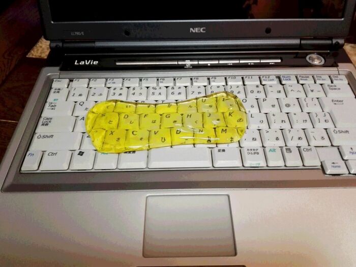 例えば、キーボードの隙間や