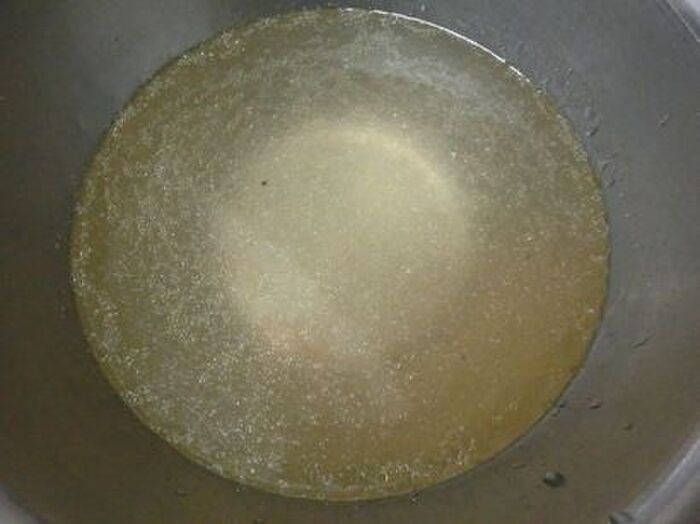 2.昆布水と缶汁を鍋に入れる