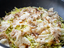 『ニンニク醤油で。キャベツと豚肉のフライパン蒸し』簡単!