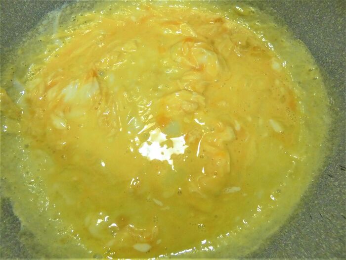 卵を焼いてチキンライスで包む。