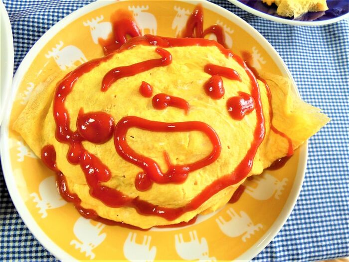 ケチャップかけすぎー!!と文句言いながら食事スタート!!