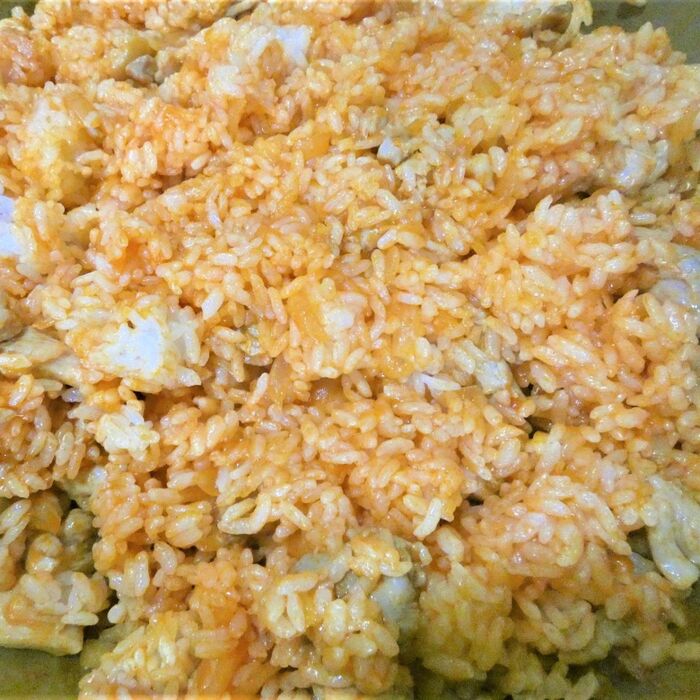 刻み玉ねぎを電子レンジで7分加熱し鶏肉・バターとしっかり炒める。