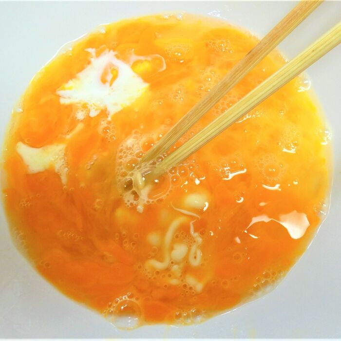 マヨネーズと牛乳を入れて良くかき混ぜる。