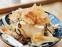 切って盛るだけ!新玉ねぎと豆腐のサラダ