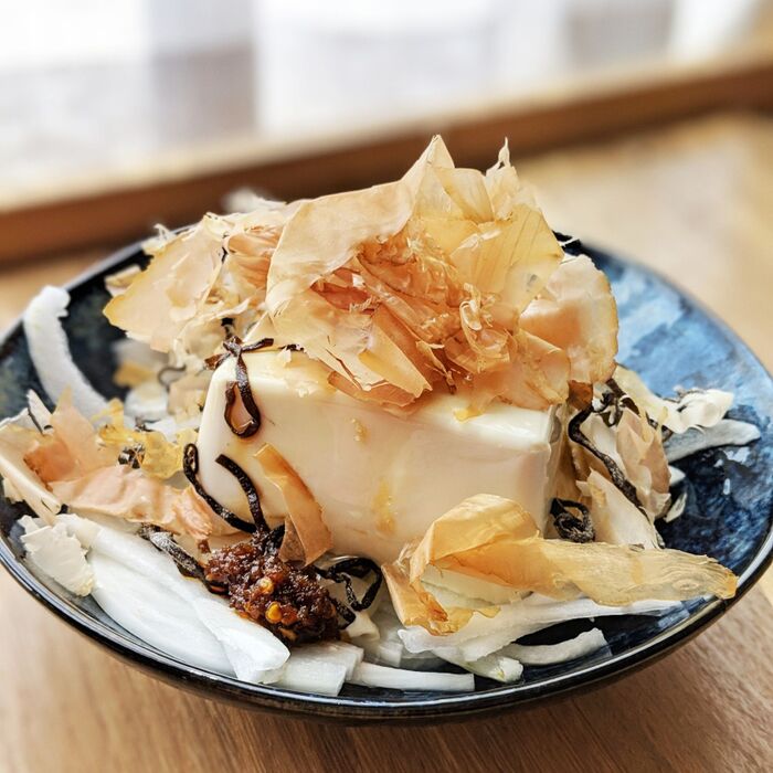 切って盛るだけ!新玉ねぎと豆腐のサラダ