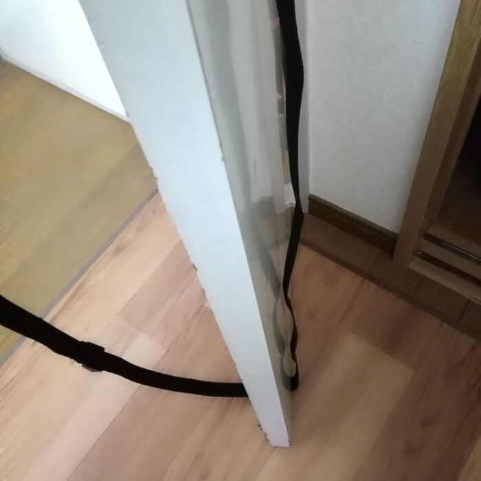 ドア表からバンドを下に通す