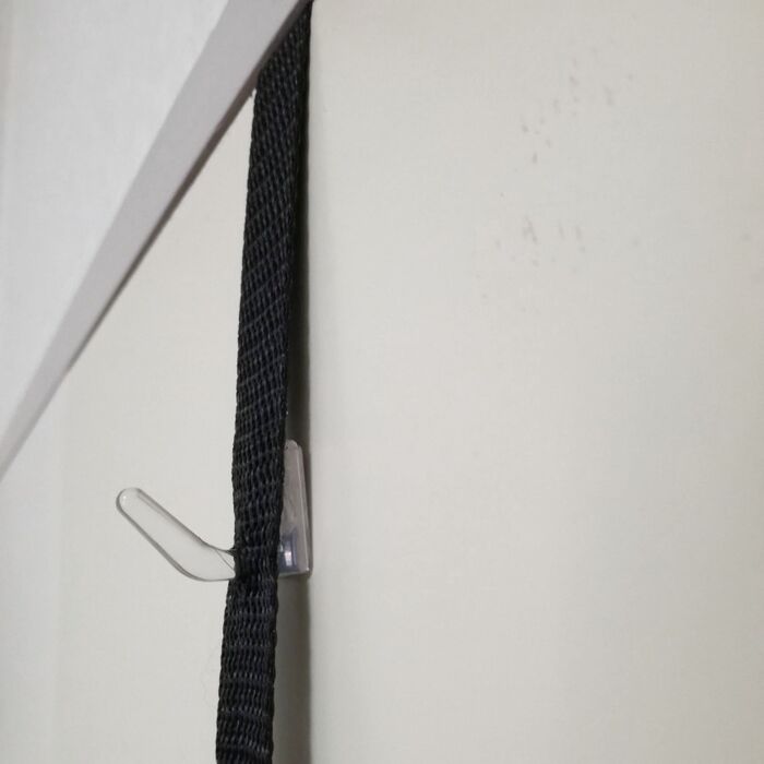 バンドの裏から穴に通す