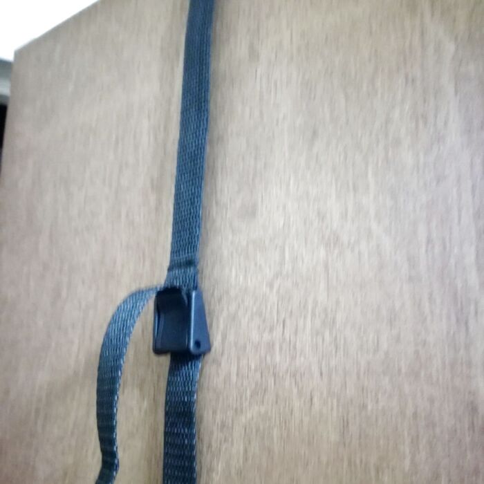 下からもってきた2本目のバンドを、上の留め具に固定する