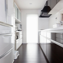 限られたキッチンを天井近くまで有効活用できる「ゴミ箱タワー」