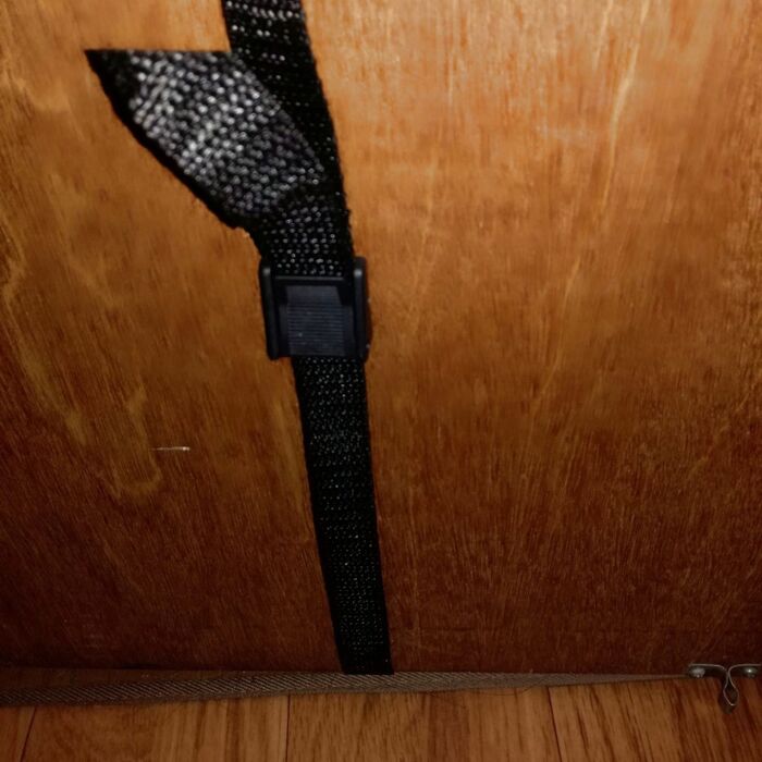 下から通したバンドを2本目の留め具に固定する