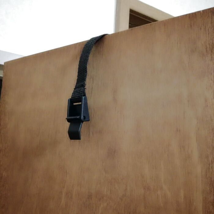 ドアの上から裏に留め具をたらす