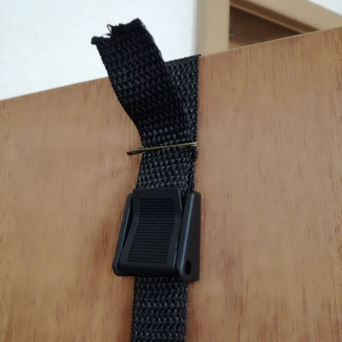 ぎゅっと締めた後、安全ピンで固定