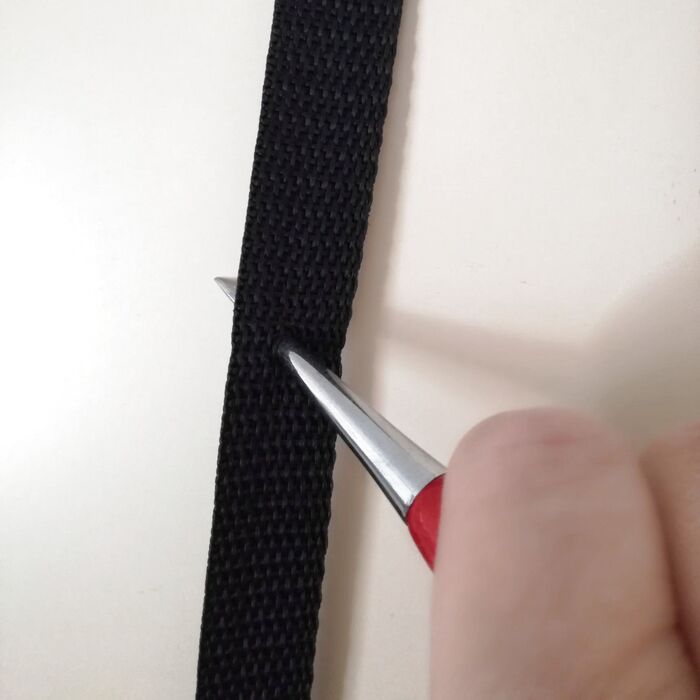 フックをかけたい所に千枚通しを通す