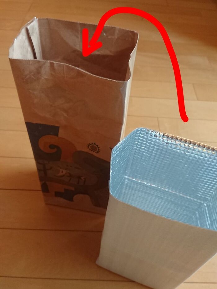 紙袋の中に入れ込みます。