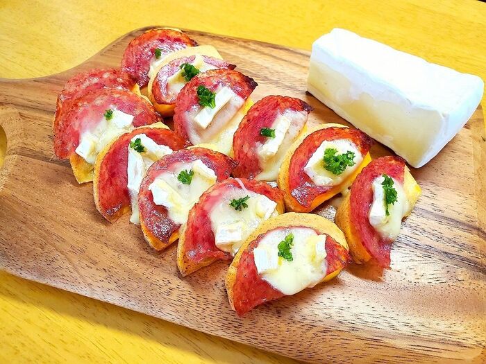 柿とサラミのチーズ焼き