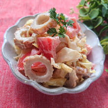 切って混ぜるだけ2ステップで簡単、キャベツとトマトとちくわのマヨ和え