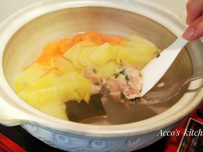 ➂鶏団子を入れる