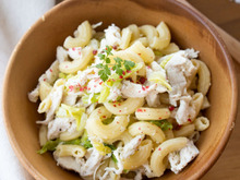 『チキンと春キャベツのチーズマカロニサラダ』茹で鶏肉の作り方。お弁当にも!