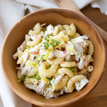 『チキンと春キャベツのチーズマカロニサラダ』茹で鶏肉の作り方。お弁当にも!