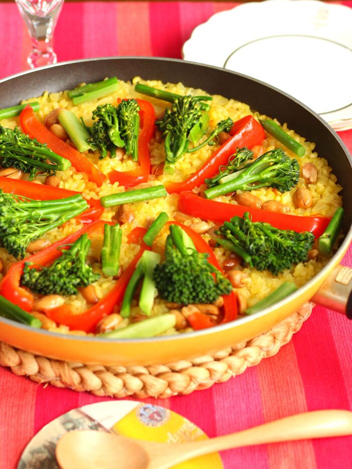 噛む程に深い味わい♡フライパンで作れる!彩り野菜とピーナッツのべジパエリア