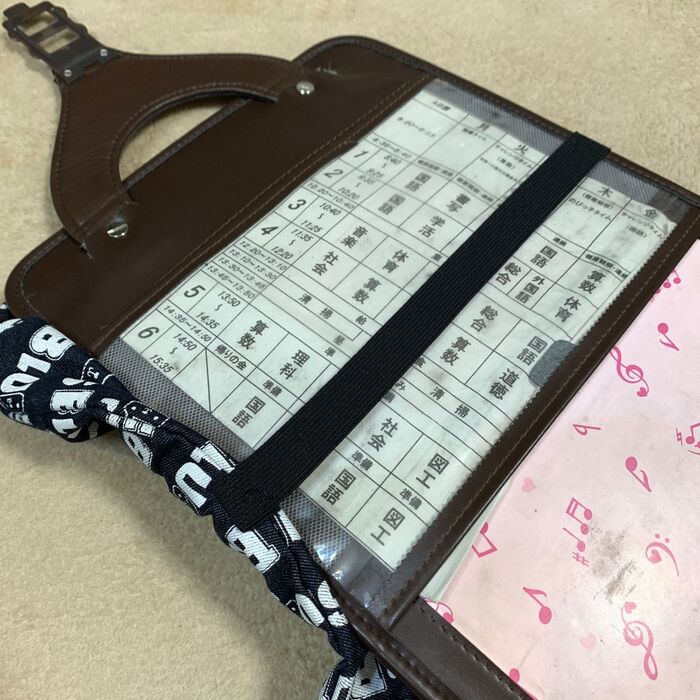 ランドセルのフタ部分に通して使います