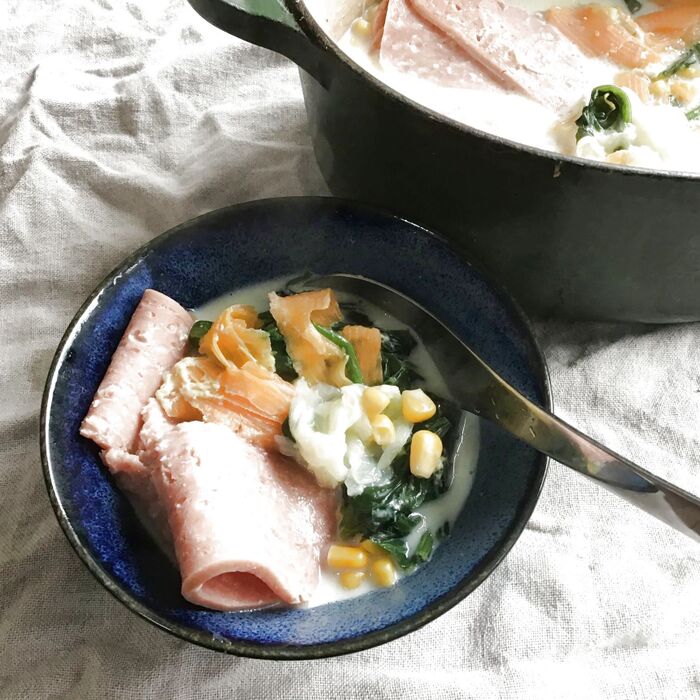 缶で！スパムとほうれん草の豆乳鍋