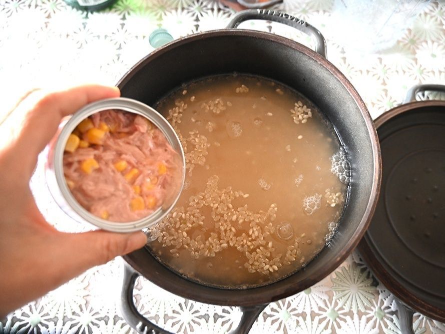 シーチキンを入れざっくりとかき混ぜたら、玄米モードで炊くだけ！
