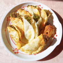 菜の花を餃子の皮で揚げてみました🥟