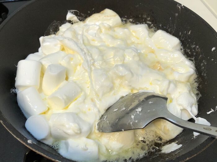 マシュマロとバターを溶かします。