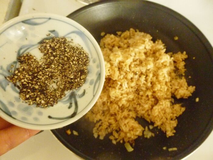 炊いた玄米を炒めて完成させる。