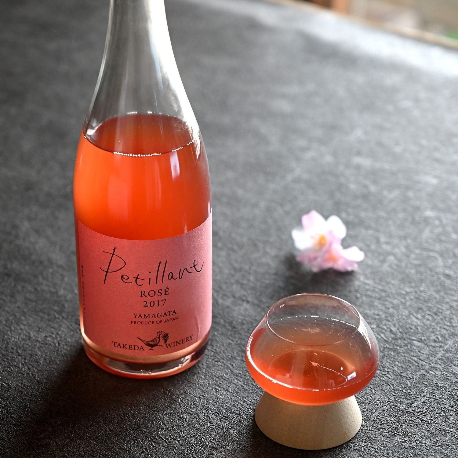 日本のワイナリーで育ったワインを日本の職人さんが手掛けるグラスで味わうオトナ時間