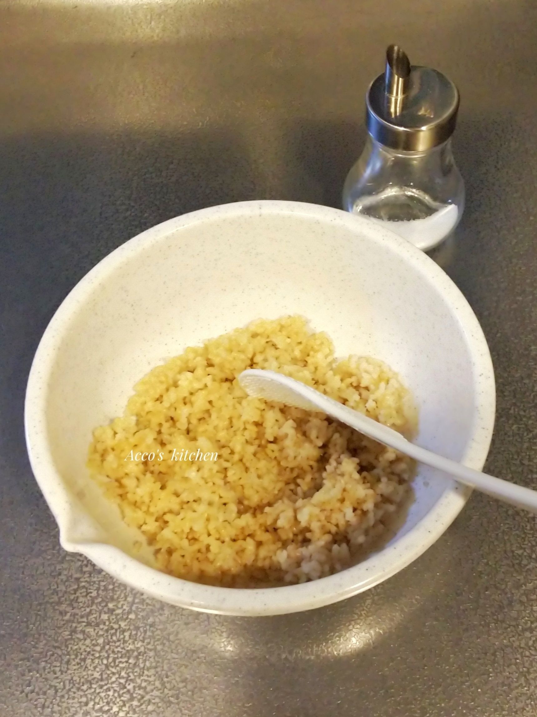 ①玄米に塩を混ぜる