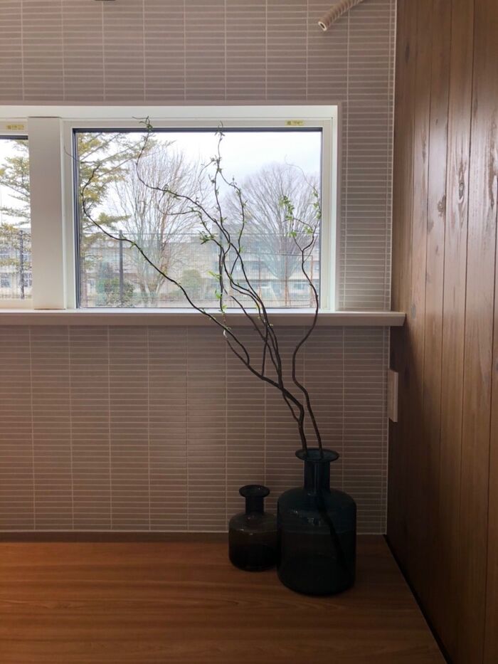 少ない枝物で空間を素敵に見せるのは器に鍵あり!