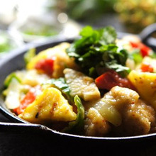 ご飯がススム☆焼きパイン甘酢餡★揚げ鶏と野菜の異国炒め