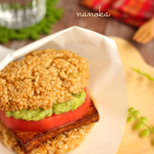 絶妙な組み合わせ♡香ばし玄米ごまバンズのべジライスバーガー