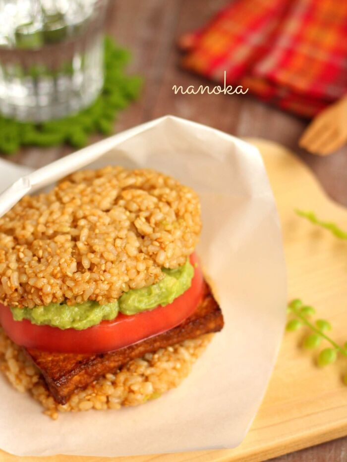 絶妙な組み合わせ♡香ばし玄米ごまバンズのべジライスバーガー