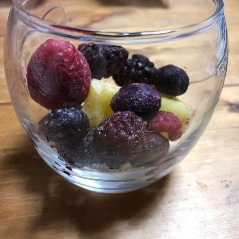 冷凍フルーツをグラスにお好みで入れます