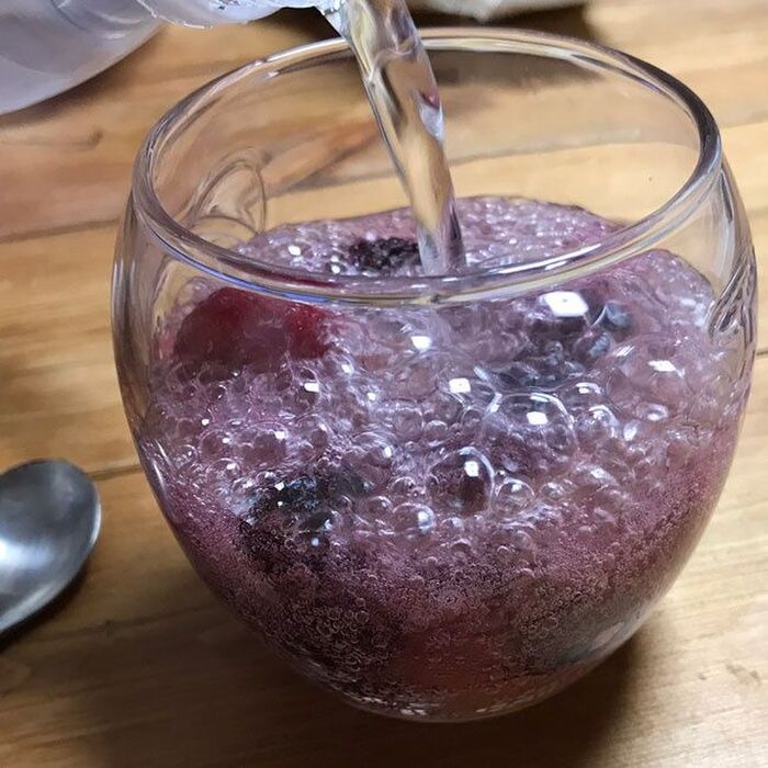 炭酸水を注ぎます