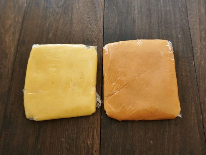 それぞれの生地をめん棒で伸ばします。