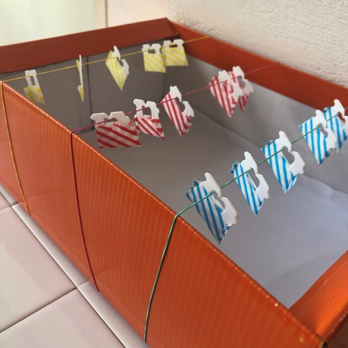 空き箱にかけたゴムに、ひっかけて遊ぶ